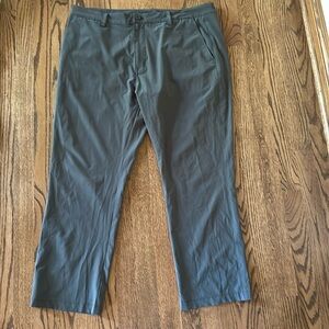 Men’s vineyard vines gray/green breaker pant 36x28. Smoke and pet free home.
